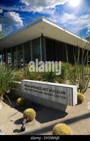 À l'extérieur du centre d'architecture et de design du musée d'art de Palm Springs, en Californie Banque D'Images