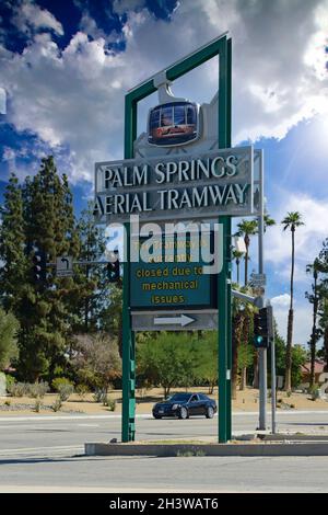 Panneau d'indications pour le tramway aérien de Palm Springs Banque D'Images
