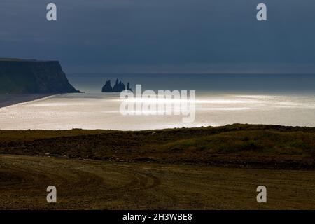 Reynisdrangar vu depuis les falaises de DyrhÃ³laey Banque D'Images