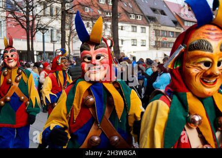 Des gens vêtus de vêtements et de masques amusants célébrant le traditionnel carnaval allemand de Shrovetide appelé Fasching ou Narrensprung à Ulm, en Allemagne Banque D'Images