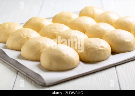 Pains de levure sucrés avant la cuisson. Banque D'Images