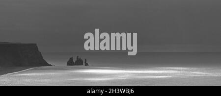 Reynisdrangar vu depuis les falaises de DyrhÃ³laey Banque D'Images