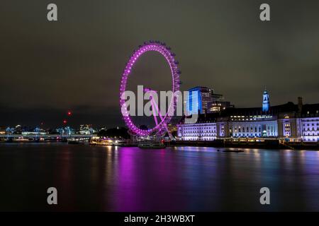 Exposition nocturne du London Eye, capturée sur la rive nord de la Tamise à Londres, Angleterre, Royaume-Uni Banque D'Images