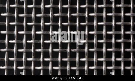 grille de protection métallique isolée sur fond noir et géométrique pour la conception, motif sans couture de la clôture en fil métallique ou de la structure en filet Banque D'Images