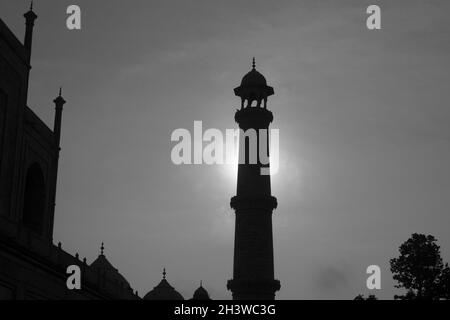 Le minaret du Taj Mahal au lever du soleil Banque D'Images