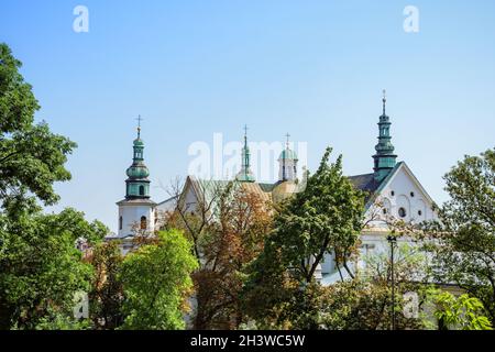 Cracovie, Pologne.26 août 2019.Le château royal de Wawel étant des arbres verts lors d'une journée ensoleillée d'été Banque D'Images