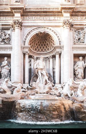 ITALIE, ROME 2021: La fontaine de Trevi (en italien: Fontana di Trevi) est une fontaine située dans le centre de Rome.Le nom de la fontaine latine provient du mot latin Trivium (intersection de trois rues).La statue est située en plein centre de la rue de Crocicchi, de la rue poli et de la rue Delle Muratte. Banque D'Images