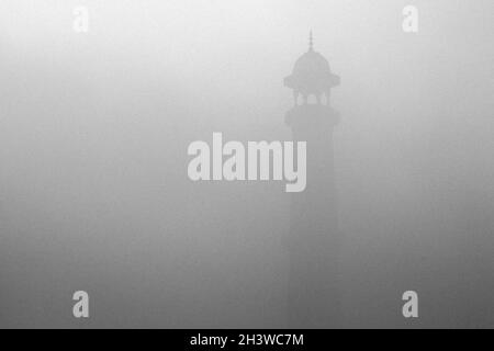 Le minaret du Taj Mahal le matin d'hiver Banque D'Images