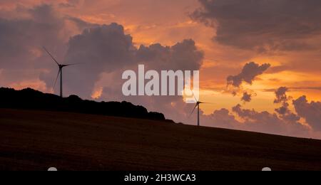 Deux éoliennes contre un ciel nuageux à sushine.Isola di Capo Rizzuto, Crotone, Calabre, Italie Banque D'Images