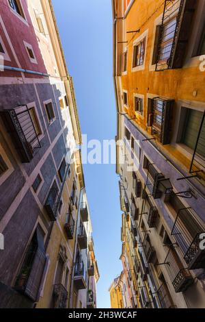 Rue étroite avec des bâtiments colorés à Cuenca, Espagne Banque D'Images