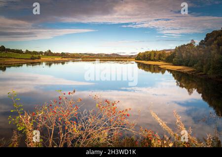 Une image HDR du Loch Mhor à Stretherrick, près du Loch Ness, en Écosse, a été filmée en 3.06 octobre 2021 Banque D'Images