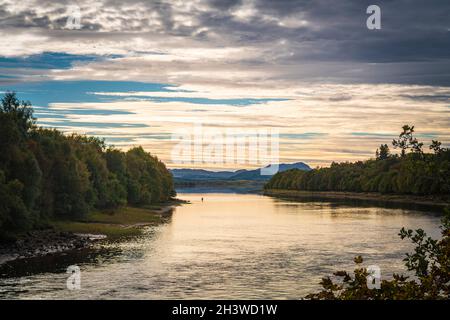 Une image HDR d'un pêcheur solitaire dans le Loch Mhor à Stretherrick, près du Loch Ness, en Écosse, a été filmée en 3.06 octobre 2021 Banque D'Images
