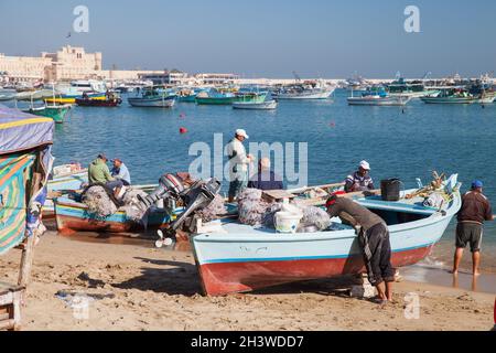 Alexandrie, Égypte - 14 décembre 2018 : les pêcheurs travaillent sur la côte dans l'ancien port de pêche d'Alexandrie Banque D'Images
