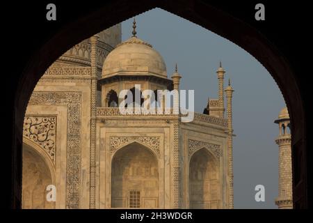 Taj Mahal vu peu après le lever du soleil de jawÄb - bâtiment qui est situé à l'est du mausolée Banque D'Images