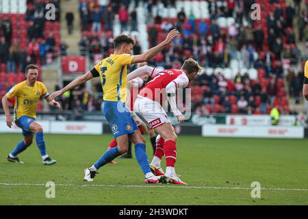 ROTHERHAM, ROYAUME-UNI.30 OCT Kieran Sadlier de Rotherham (7) entrant en collision avec Tom Flanagan de Sunderland (3) lors du match de la Sky Bet League 1 entre Rotherham United et Sunderland au stade de New York, à Rotherham, le samedi 30 octobre 2021.(Crédit : Emily Moorby | MI News) crédit : MI News & Sport /Alamy Live News Banque D'Images