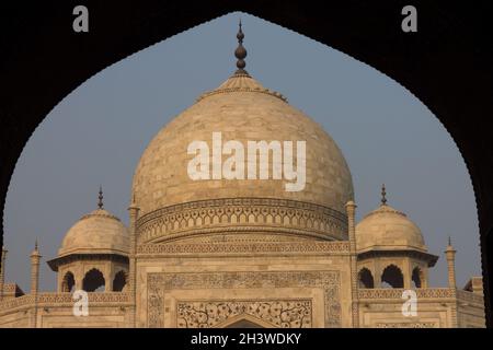 Taj Mahal vu peu après le lever du soleil de jawÄb - bâtiment qui est situé à l'est du mausolée Banque D'Images