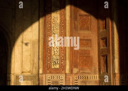 Intérieur de la mosquée au Taj Mahal éclairé par le soleil levant - décoration détaillée Banque D'Images