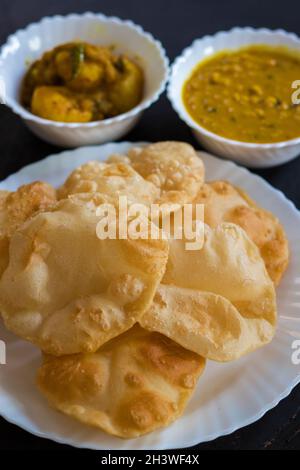 puri ou poori indian délicieux fast food fait de farine frite avec de l'huile végétale Banque D'Images