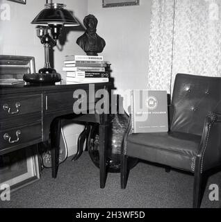 1968, historique, intérieur d'un bureau principal à Monroe College, un collège privé d'affaires à Middletown, Virginie, montrant un buste antique sur un bureau avec le dossier d'université reposant sur un fauteuil en cuir.La moto universitaire était 'Veritas per Scientiam', traduite par la littérature comme 'vérité par la connaissance'. Banque D'Images