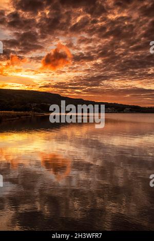 Coucher de soleil sur Llyn Padarn à Llanberis, parc national de Snowdonia, pays de Galles, Royaume-Uni Banque D'Images