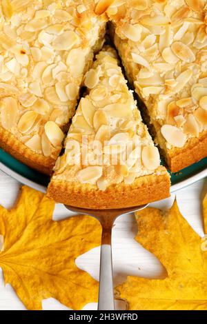 Gros plan de tarte aux baies maison décorée de pétales d'amande.Vue de dessus. Banque D'Images