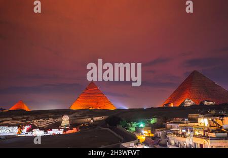 Pyramides égyptiennes illuminées Banque D'Images
