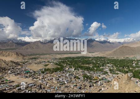 Leh ville de Ladakh - vue de Namgyal Tsemo Banque D'Images