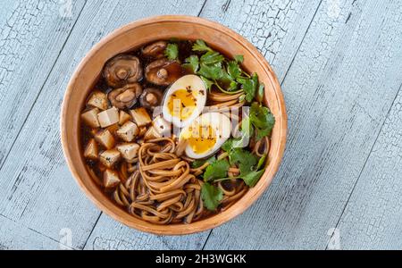 Bol de soupe miso sur la table en bois Banque D'Images