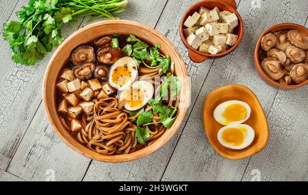 Bol de soupe miso sur la table en bois Banque D'Images