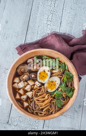 Bol de soupe miso sur la table en bois Banque D'Images