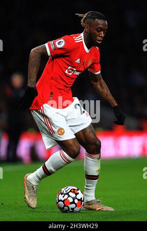 Londres, Royaume-Uni.30 octobre 2021.Aaron WAN-Bissaka de Manchester United en action pendant le match.Match Premier League, Tottenham Hotspur v Manchester Utd au Tottenham Hotspur Stadium de Londres le samedi 30 octobre 2021. Cette image ne peut être utilisée qu'à des fins éditoriales.Utilisation éditoriale uniquement, licence requise pour une utilisation commerciale.Aucune utilisation dans les Paris, les jeux ou les publications d'un seul club/ligue/joueur. photo par Steffan Bowen/Andrew Orchard sports photographie/Alay Live news crédit: Andrew Orchard sports photographie/Alay Live News Banque D'Images