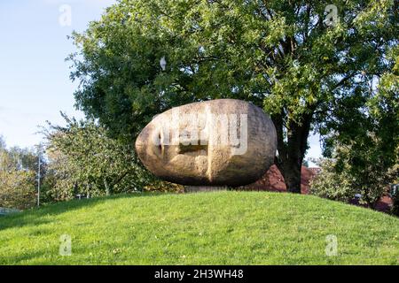 La statue d'Ondre Nowakowski du géant du fer de couchage 1992 est l'une des œuvres d'art publiques commandées par la Heartlands Development Corporation.C'est une grande tête en fonte couchée sur son côté.Proche de St Andrew's, domicile du Birmingham City FC, les fans, les nez bleus peignent régulièrement le nez du géant Banque D'Images