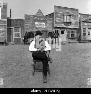 L'acteur roumain Mircea Diaconu pendant le tournage de 'Pruncul, petrolul și ardelenii' (1981), réalisateur Dan Pita Banque D'Images