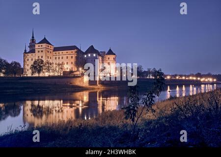 Le château lumineux de Hartenfels sur les rives de l'Elbe à Torgau. Banque D'Images