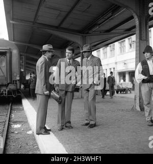 Les acteurs roumains Constantin Diplan, Ovidiu Iuliu Moldovan & Cornel Patrichi pendant le tournage du film 'Detasamentul Concordia' (1981), réalisateur Francisc Munteanu Banque D'Images