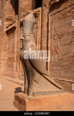 Statue de pierre d'aigle devant le Temple de Louxor, Égypte 2019 Banque D'Images