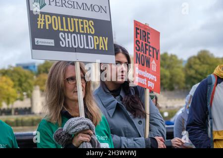 Londres, Royaume-Uni.30 octobre 2021.À propos de l'action pour la sécurité-incendie la journée nationale d'action de Justice une manifestation à l'hôtel de ville de l'Autorité du Grand Londres a appelé le maire et l'Assemblée de Londres à faire pression sur les promoteurs et les associations de logement pour qu'ils résolvent les problèmes de sécurité-incendie dans les bâtiments résidentiels causés par l'absence de réglementation gouvernementaleet ne pas se conformer aux règlements de construction plutôt que de banquerer les locataires avec des factures énormes pour le travail.Peter Marshall/Alay Live News Banque D'Images