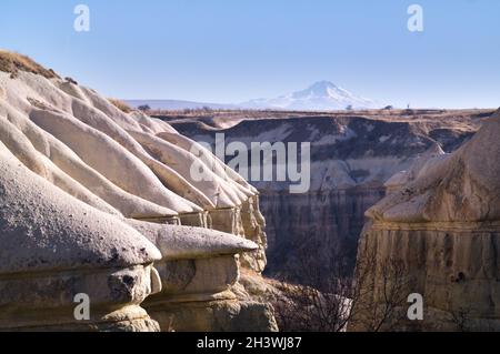 Randonnée dans la vallée de Pigeon en Cappadoce avec vue sur le volcan Erciyes Banque D'Images