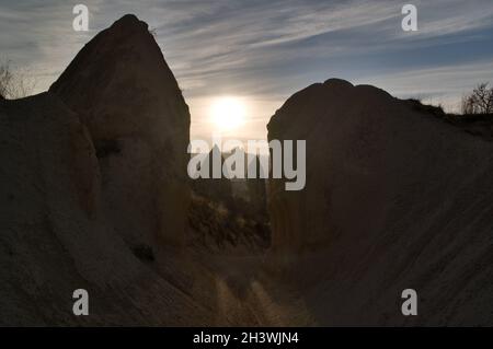 Coucher de soleil dans la vallée de Sword avec vue sur le château d'Uchisar en Cappadoce, Turquie Banque D'Images