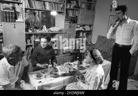 Scène lors du tournage du film roumain « Fata morgana » (1981), réalisateur Elefterie Voiculescu.Acteurs Mihai Paladescu, Elena Sereda & Dinu Manolache. Banque D'Images