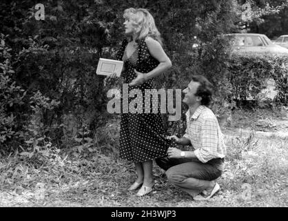 Les acteurs roumains Vasilica Tastaman et Mihai Malaimare pendant le tournage du film 'Grăbește-te încet' (1981), réalisateur Geo Saizescu Banque D'Images