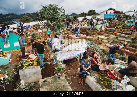 Festival de cerf-volant géant dans un cimetière - célèbre journée traditionnelle de la fête des morts à Santiago, Guatemala. Banque D'Images