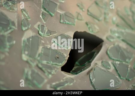 Verre brisé en détail.Pare-brise après l'accident.Beaucoup de petits morceaux.Fissures de texture. Banque D'Images