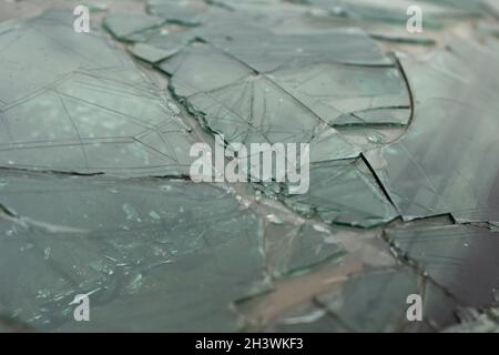 Verre brisé en détail.Pare-brise après l'accident.Beaucoup de petits morceaux.Fissures de texture. Banque D'Images