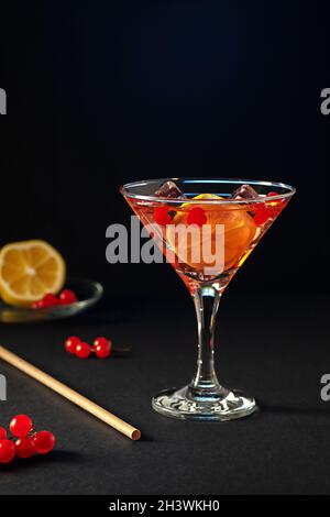 Buvez avec du viburnum rouge, du citron et de la glace.Boisson rafraîchissante, cocktail sans alcool. Banque D'Images