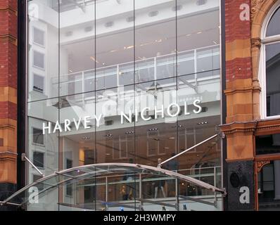 Panneau et fenêtres au-dessus de l'entrée principale du grand magasin harvey nichols sur Briggate à leeds Banque D'Images