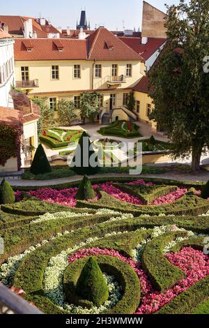 PRAGUE, RÉPUBLIQUE TCHÈQUE - 10 OCTOBRE 2021 : jardin de Vrtbovska zahrada ou de Vrtba à l'automne Banque D'Images