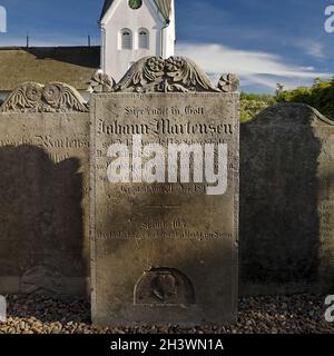 Pierres tombales parlants dans le cimetière en face de l'église Saint-Clemens, Amrum, Allemagne, Europe Banque D'Images