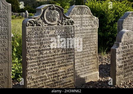 Les pierres tombales parlants dans le cimetière de l'église Saint-Clemens, Nebel, Amrum, Allemagne, Europe Banque D'Images