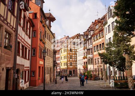 NUREMBERG, ALLEMAGNE - 18 SEPTEMBRE 2021 : rue dans le centre-ville avec maisons colorées à colombages Banque D'Images